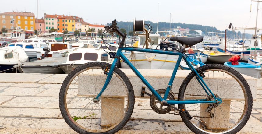 2961767_old-bicycle-on-the-embankment